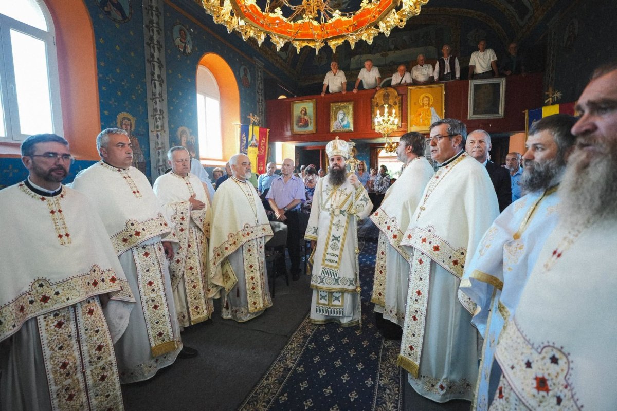 Slujire arhierească și binecuvântarea noii capele mortuare din Cormeniș, Sălaj 366677