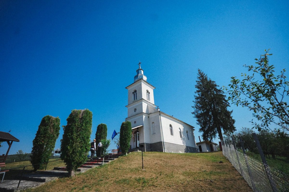 Slujire arhierească și binecuvântarea noii capele mortuare din Cormeniș, Sălaj 366682