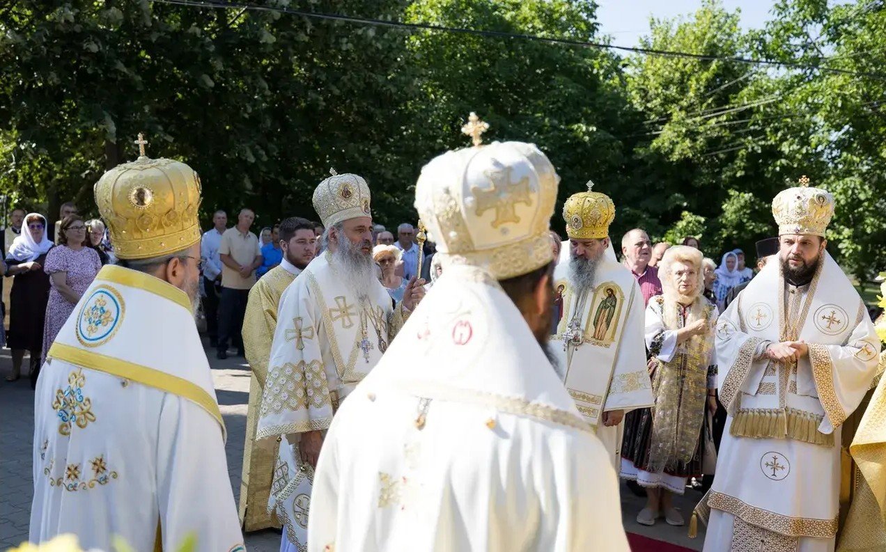 Sobor de ierarhi la hramul Catedralei Episcopale din Huși 366900