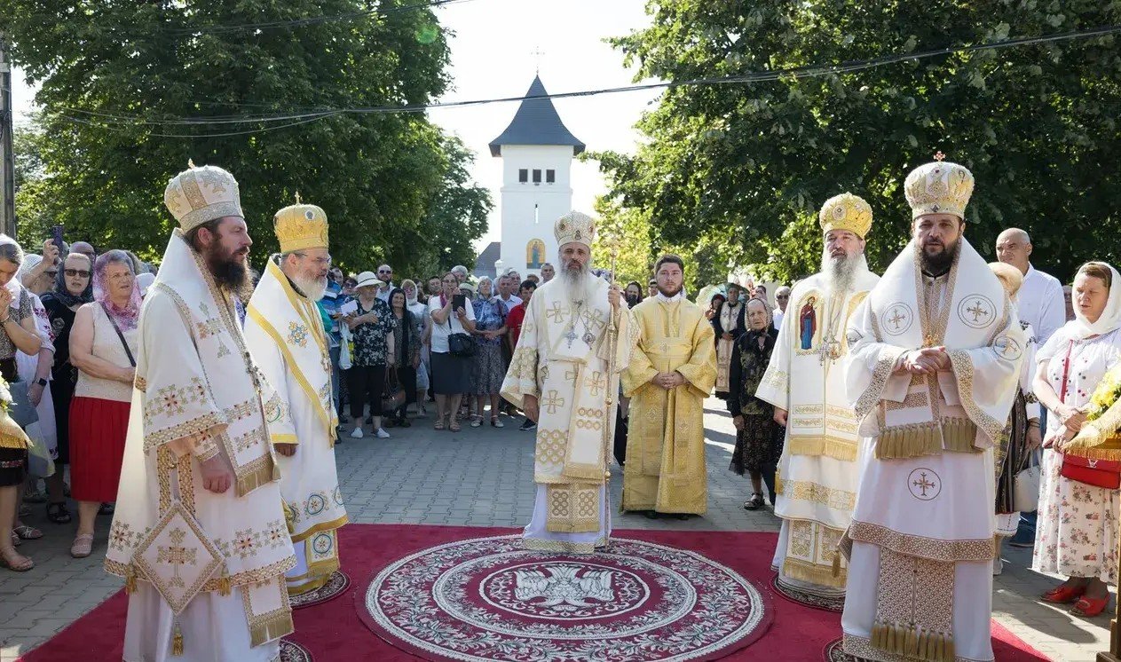Sobor de ierarhi la hramul Catedralei Episcopale din Huși 366901