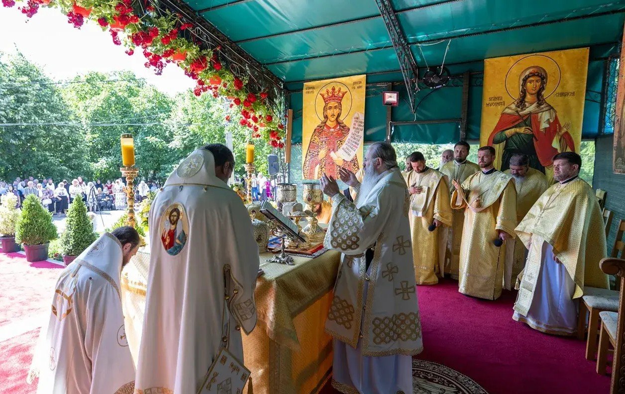 Sobor de ierarhi la hramul Catedralei Episcopale din Huși 366902