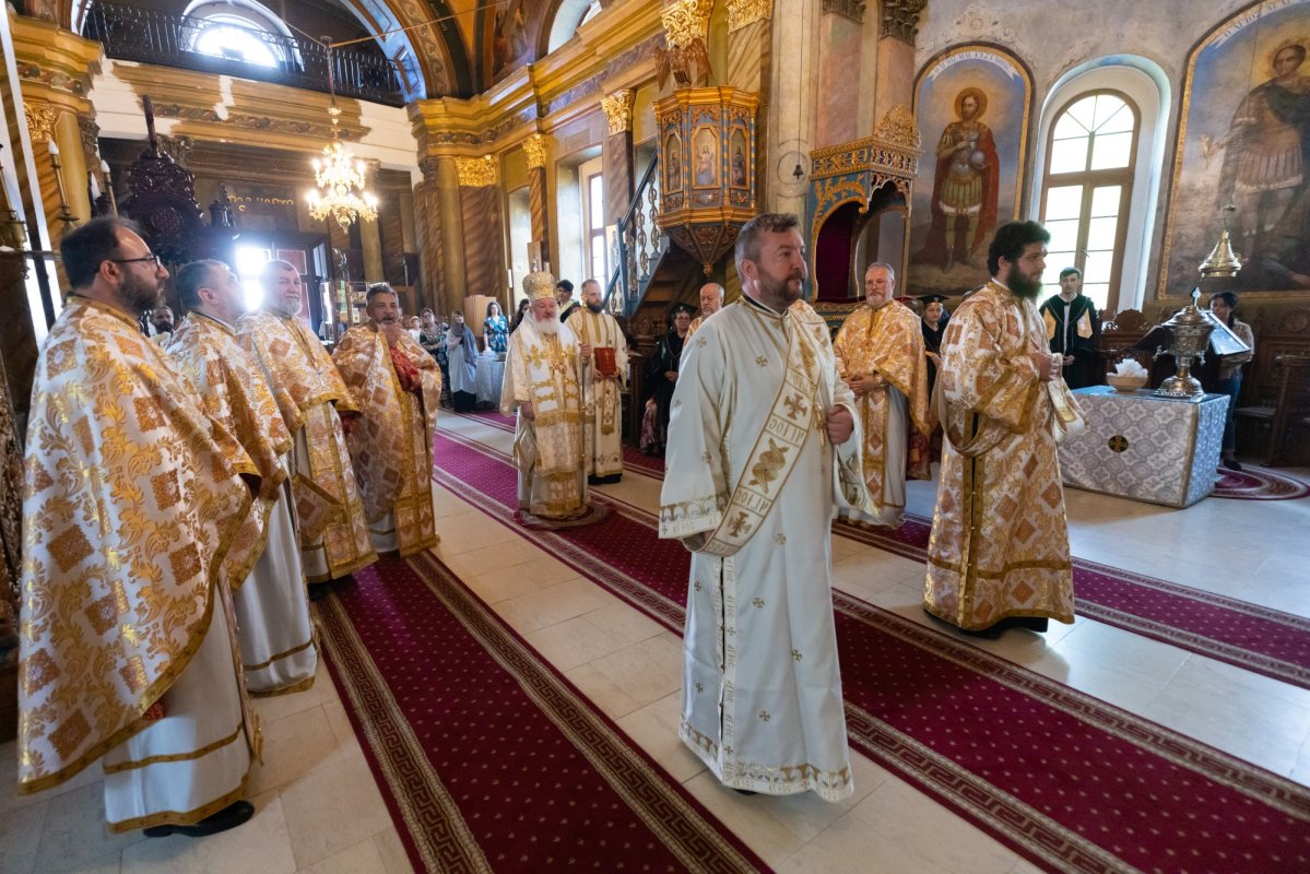 Absolvenții Facultății de Teologie Ortodoxă  din București, la ceas de sărbătoare 367186