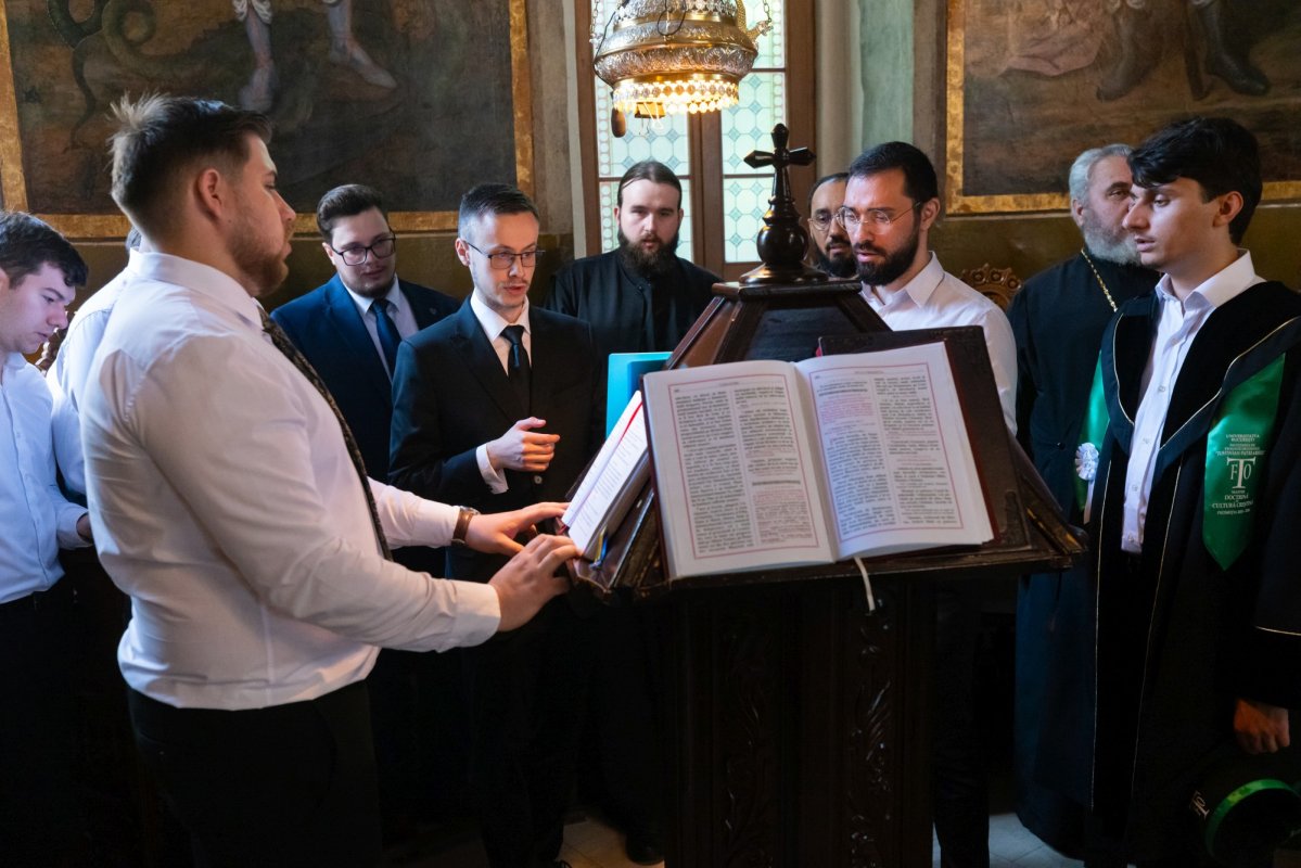 Absolvenții Facultății de Teologie Ortodoxă  din București, la ceas de sărbătoare 367187