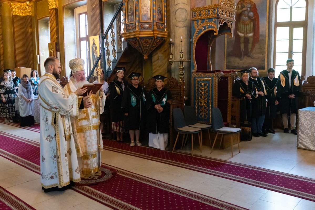 Absolvenții Facultății de Teologie Ortodoxă  din București, la ceas de sărbătoare 367188