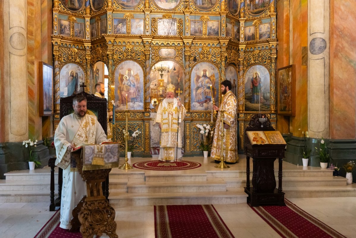 Absolvenții Facultății de Teologie Ortodoxă  din București, la ceas de sărbătoare 367189