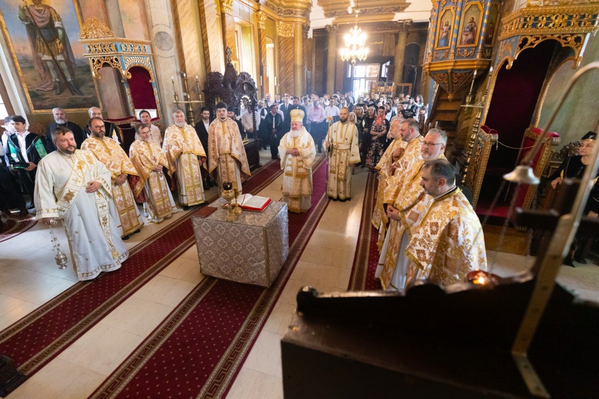 Absolvenții Facultății de Teologie Ortodoxă  din București, la ceas de sărbătoare 367190