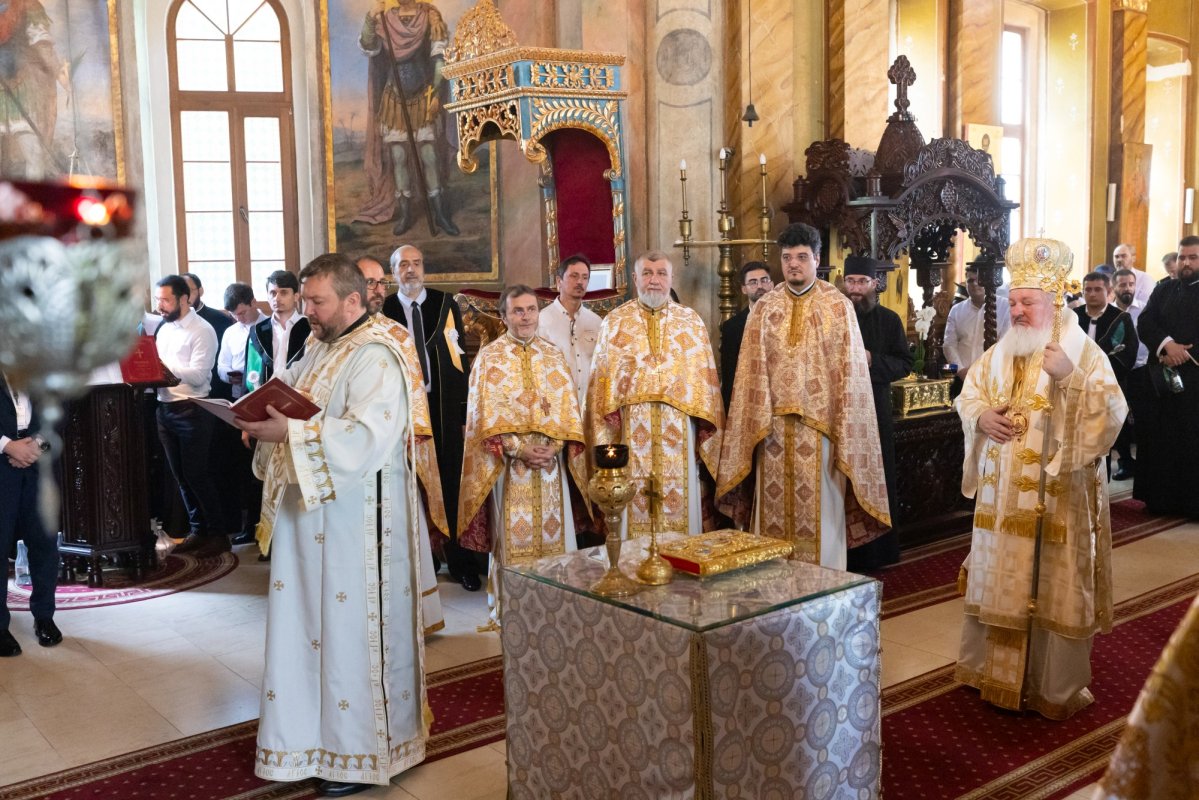 Absolvenții Facultății de Teologie Ortodoxă  din București, la ceas de sărbătoare 367191