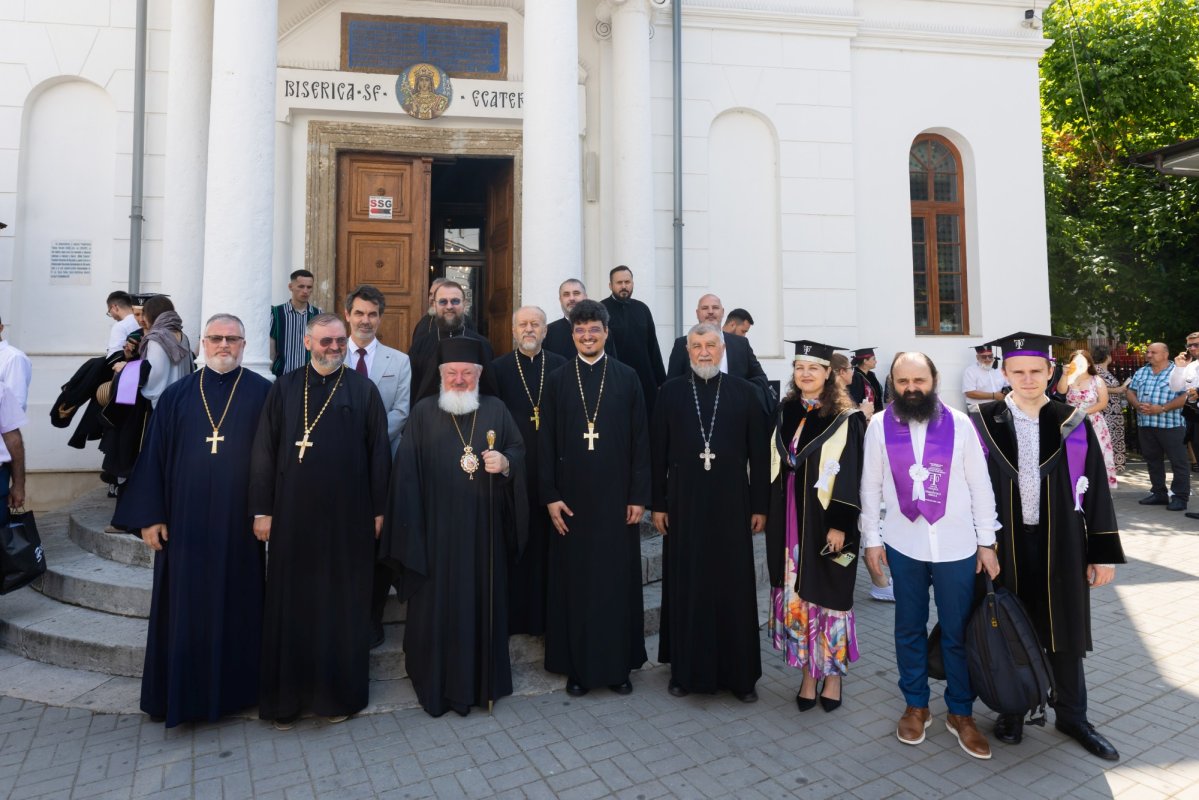 Absolvenții Facultății de Teologie Ortodoxă  din București, la ceas de sărbătoare 367196