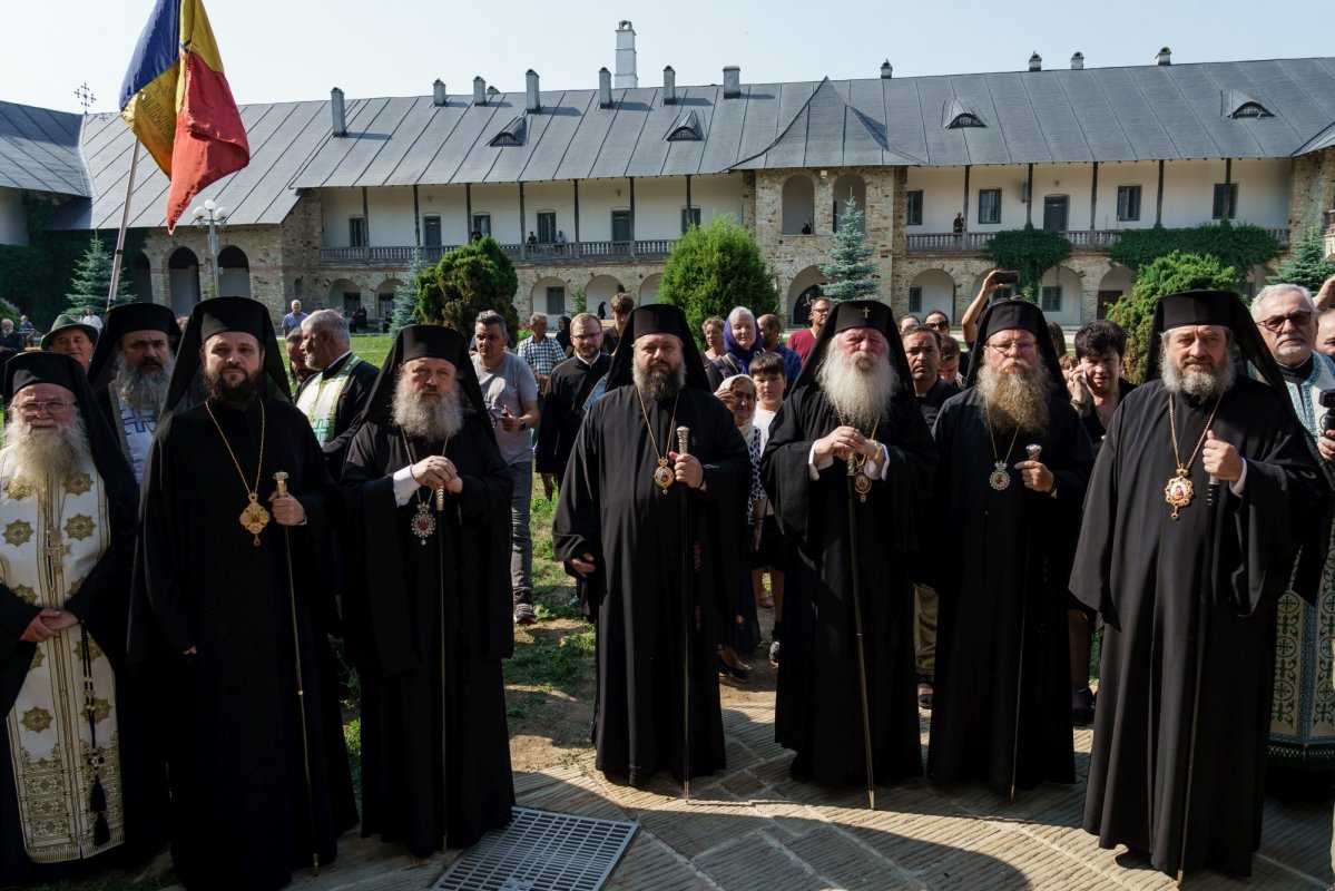 Arhiereul Emilian a fost înmormântat la Mănăstirea Neamț 367057
