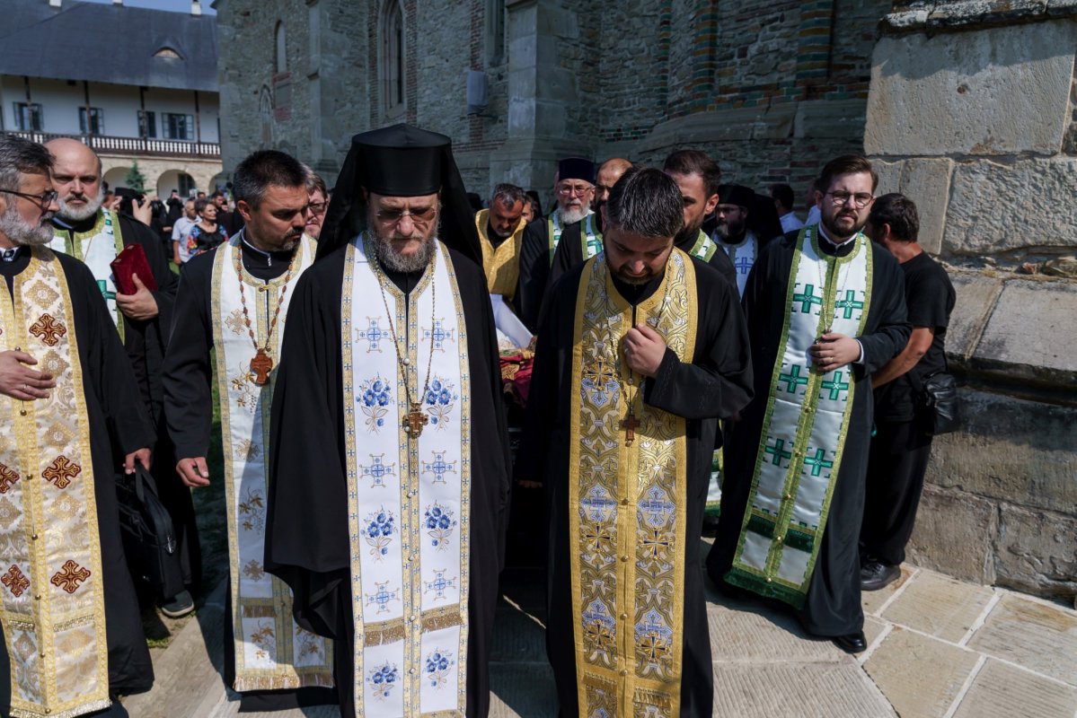 Arhiereul Emilian a fost înmormântat la Mănăstirea Neamț 367060