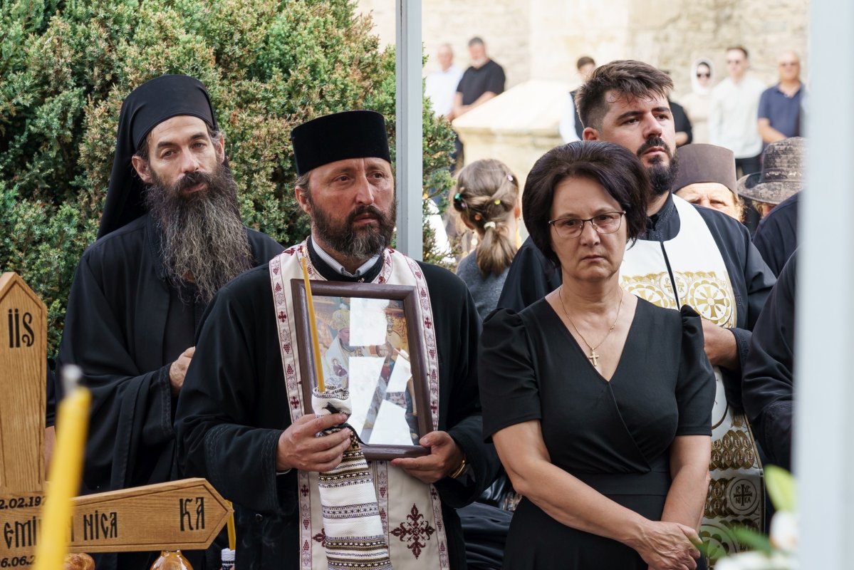 Arhiereul Emilian a fost înmormântat la Mănăstirea Neamț 367067