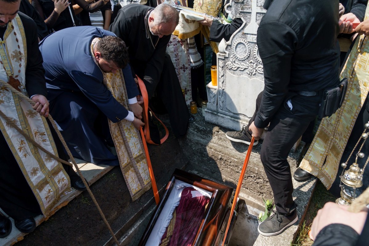 Arhiereul Emilian a fost înmormântat la Mănăstirea Neamț 367085