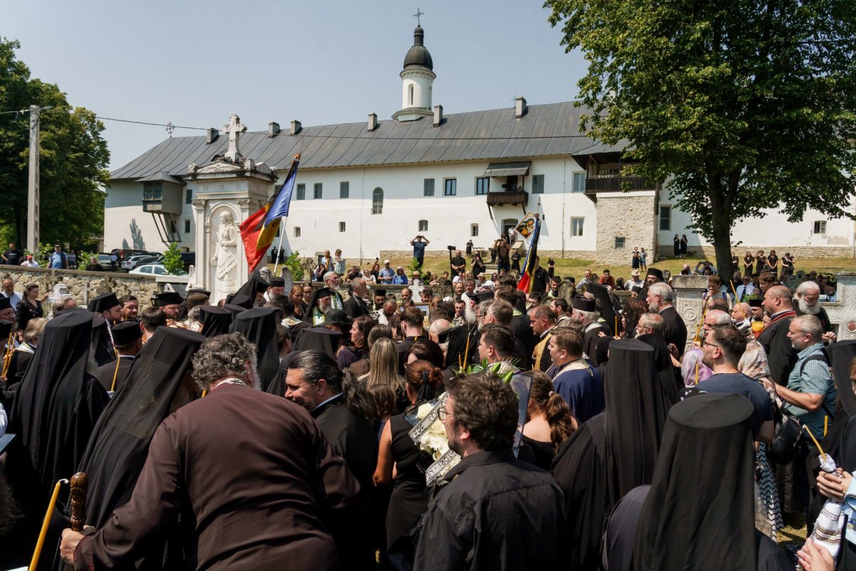 Arhiereul Emilian a fost înmormântat la Mănăstirea Neamț 367086
