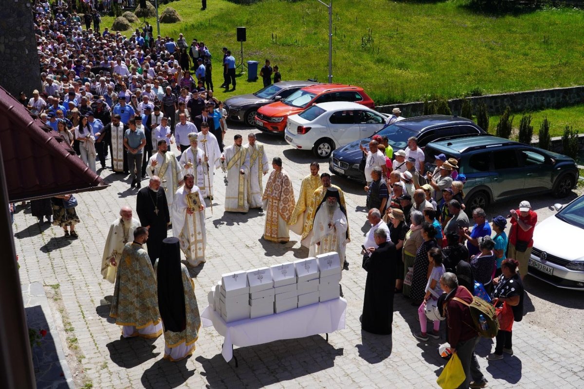 Sărbătoarea Mănăstirii Peștera Ialomiței din Munții Bucegi 367158