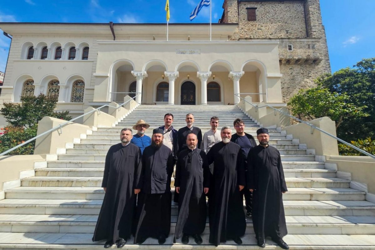 Cadre didactice ale Facultății de Teologie din Iași, în pelerinaj la Sfântul Munte Athos 367241