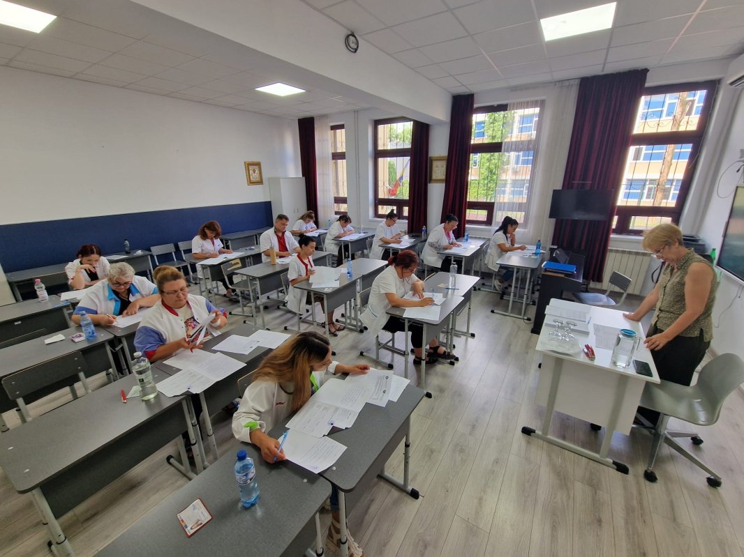Examen de certificare la Școala sanitară „Sfântul Nectarie” din București 367246