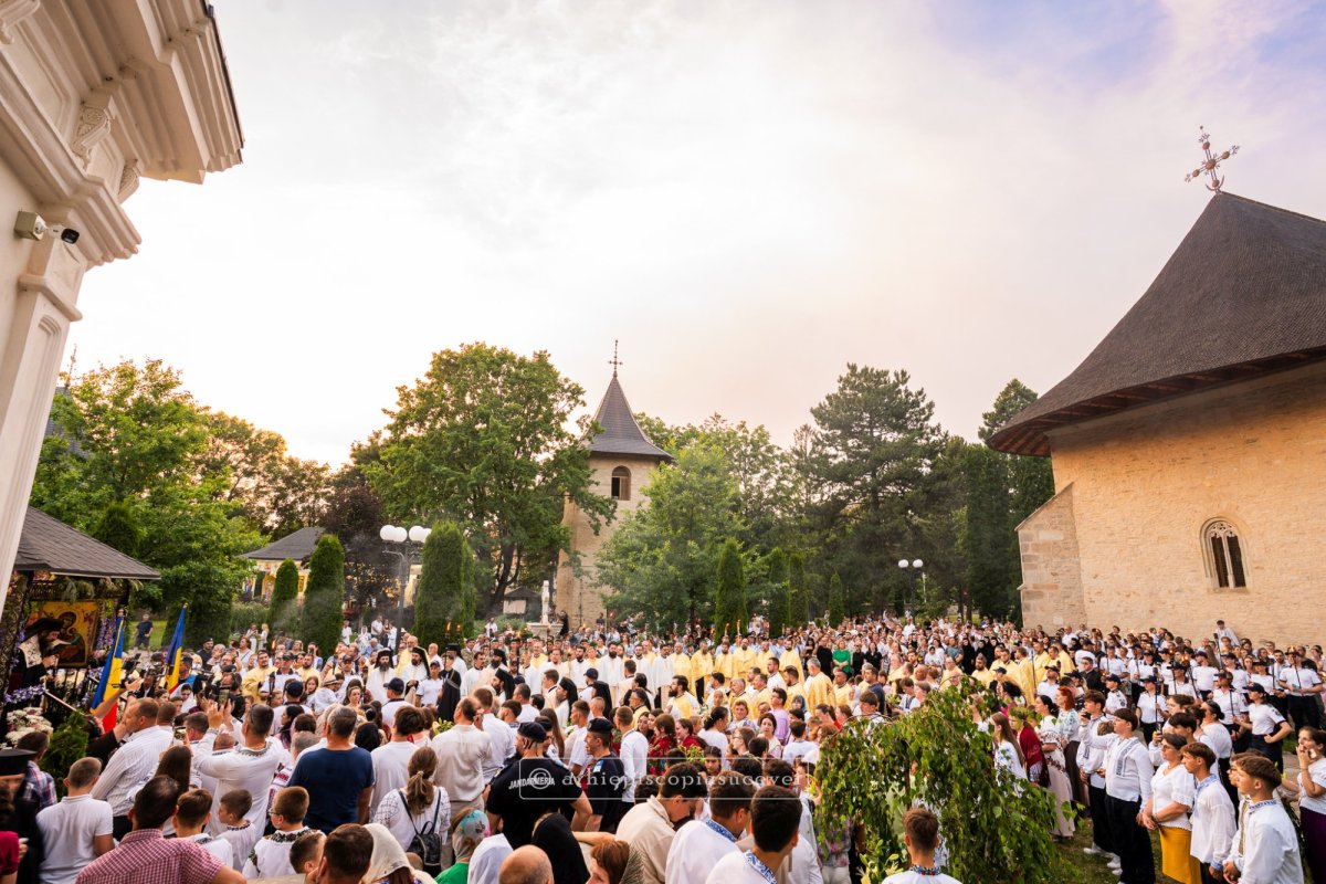 Procesiune cu moaștele Sfinților Ierarhi Leontie și Teodosie la Rădăuți 367242