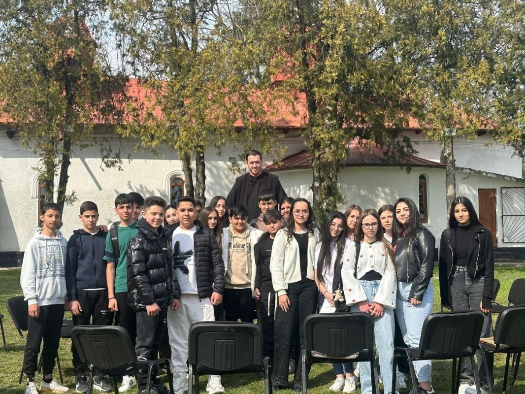 În Eparhia Târgoviștei continuă activitățile cu tineretul 367346