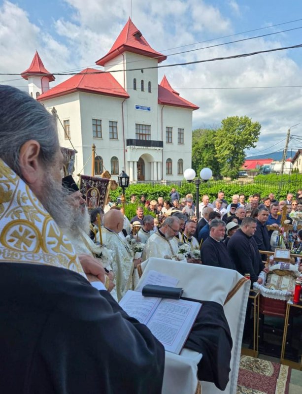 Părintele Vasile Cojocariu, condus pe ultimul drum la Humulești 367717