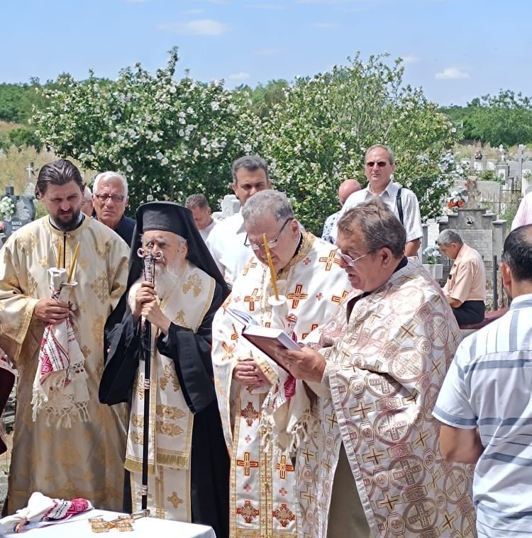 Sfinţirea crucilor unei biserici din Arad 367734