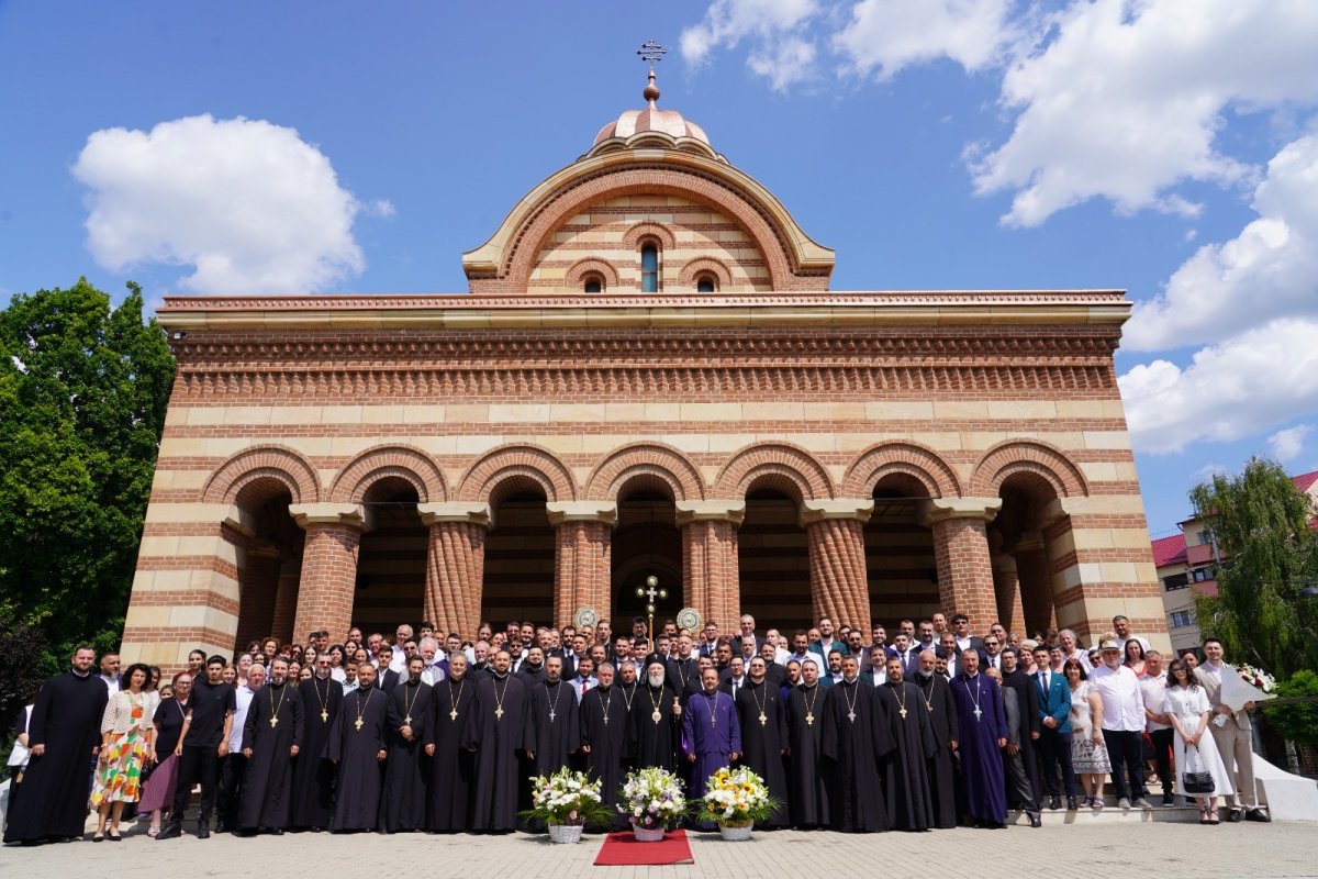 O nouă generaţie de absolvenţi teologi la Târgovişte 367825