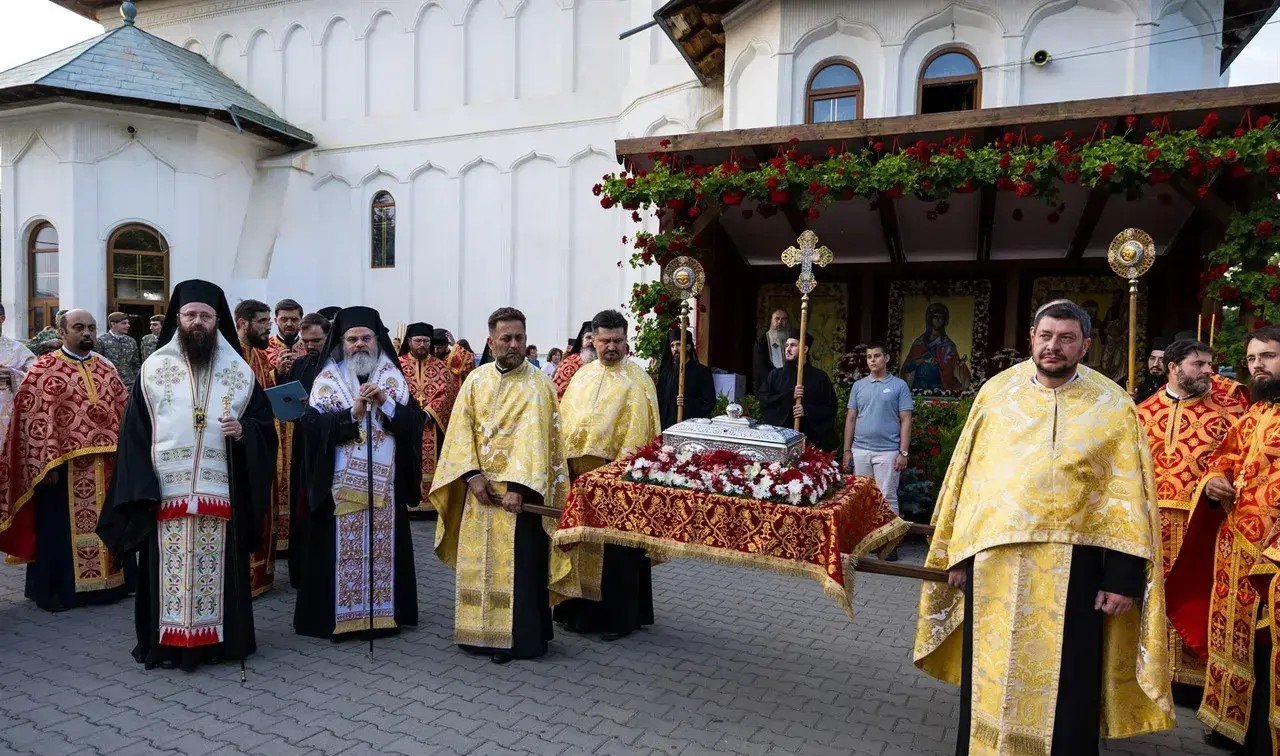 Procesiune în ajunul praznicului ocrotitoarei Episcopiei Hușilor 367795