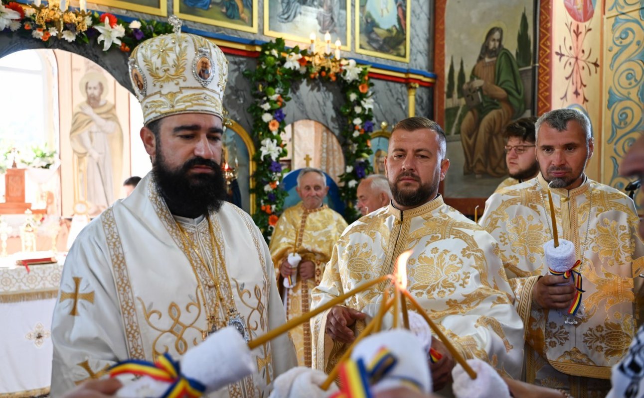 Biserica parohiei hunedorene Obârșa a fost târnosită 367887