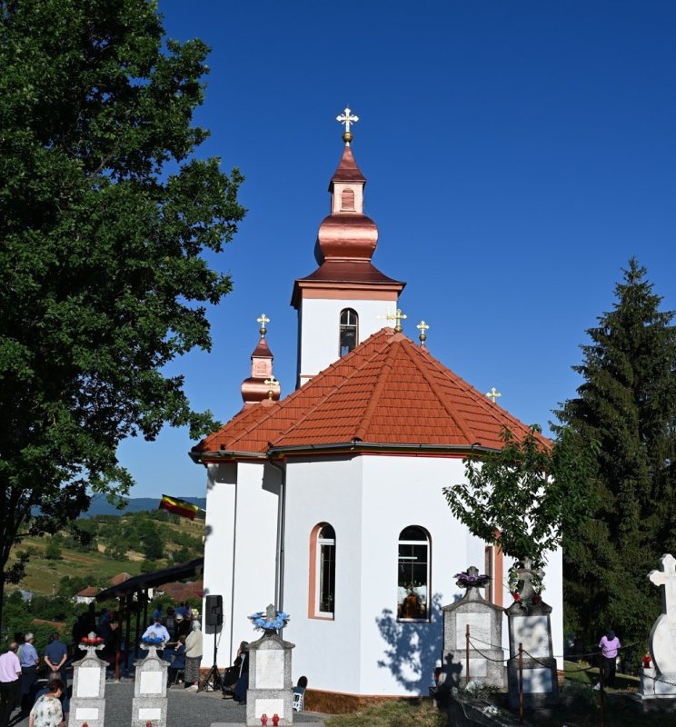 Biserica parohiei hunedorene Obârșa a fost târnosită 367889