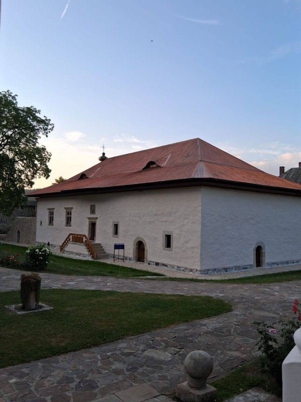 O geografie duhovnicească a Rugului Aprins: Mănăstirea Slatina 367838