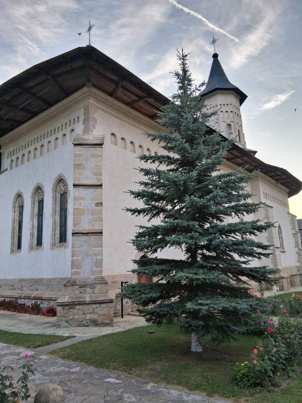 O geografie duhovnicească a Rugului Aprins: Mănăstirea Slatina 367840