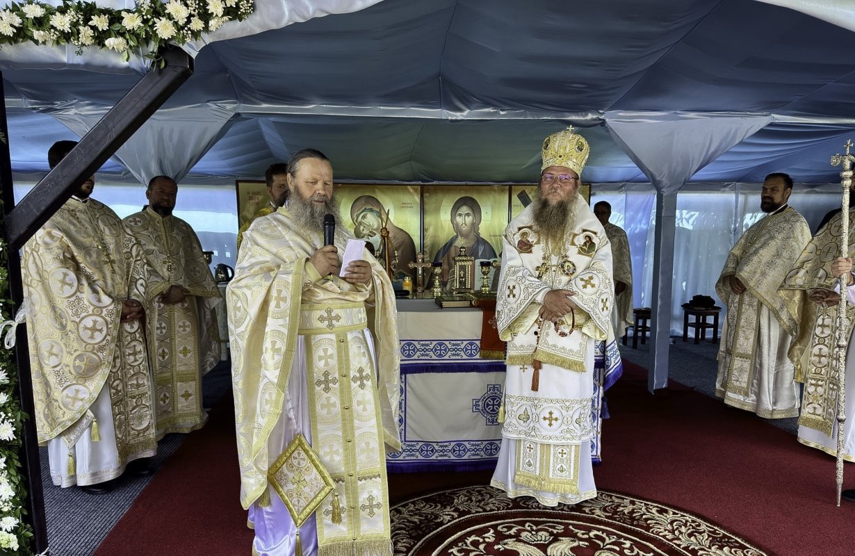 Sărbătoare în Parohia Bicfalău, Covasna, cu prilejul târnosirii bisericii 367883