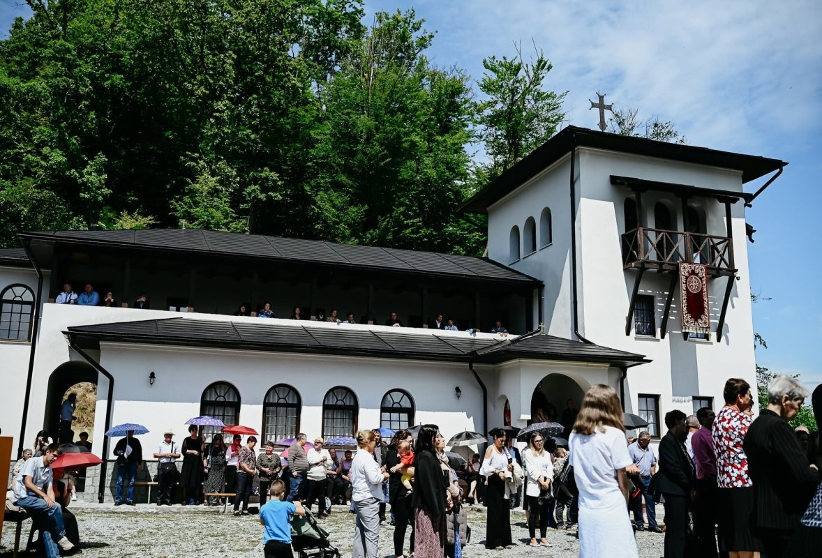 Hramul Mănăstirii Pantocrator din Beclean, ocrotită de Sfântul Paisie Aghioritul 368260