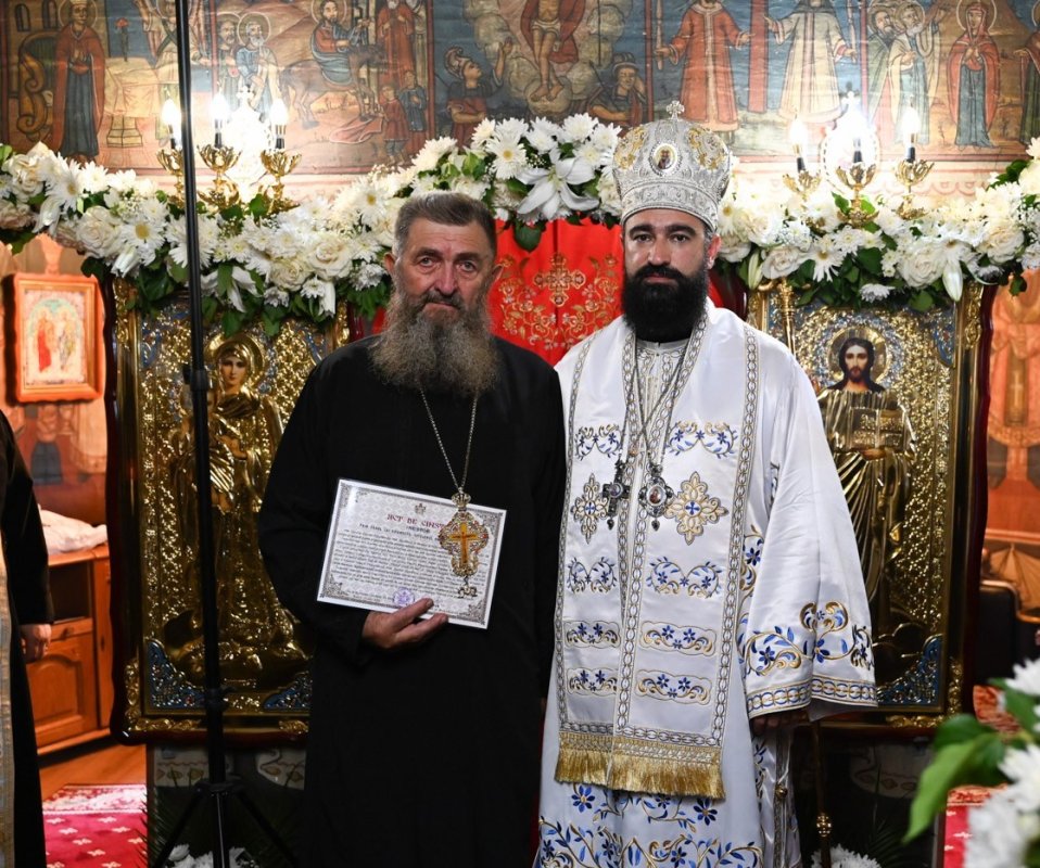 Slujirile ierarhilor hunedoreni în Duminica a șasea după Rusalii 368354