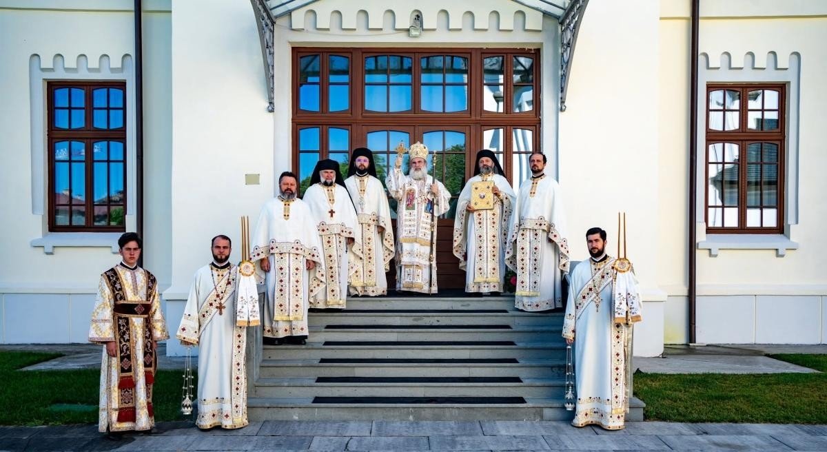 Liturghie arhierească la Catedrala Arhiepiscopală din Roman 368453