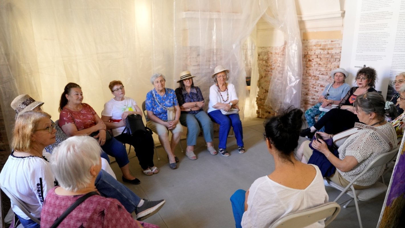 Beneficiarii Centrului „Sfânta Treime” din Sibiu participă la ateliere de art-terapie 368636