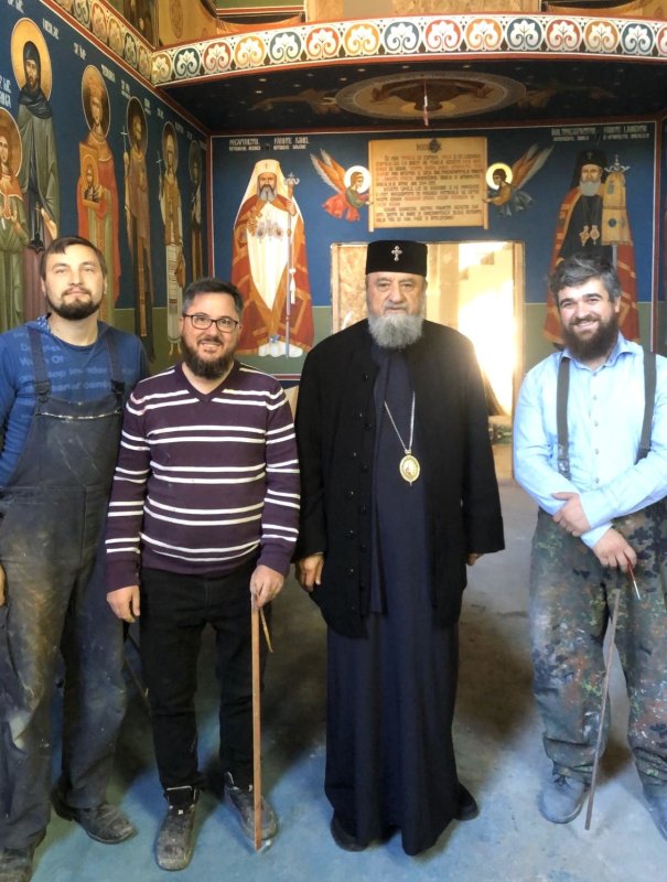 Slujitori ai Sfântului Altar şi pictori bisericeşti 368549