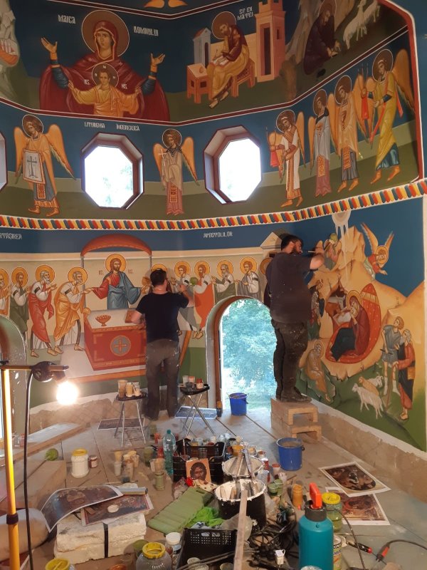 Slujitori ai Sfântului Altar şi pictori bisericeşti 368550