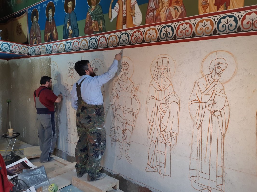 Slujitori ai Sfântului Altar şi pictori bisericeşti 368554