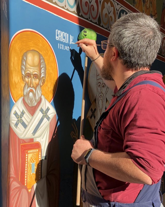 Slujitori ai Sfântului Altar şi pictori bisericeşti 368558
