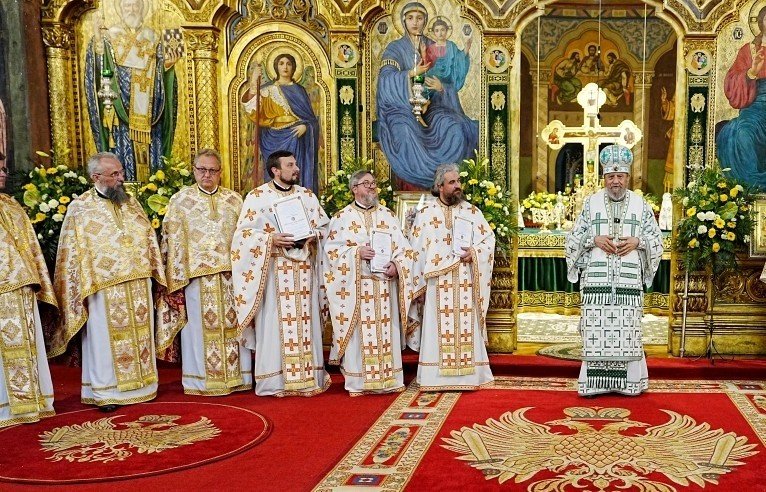 Slujitori ai Sfântului Altar şi pictori bisericeşti 368561
