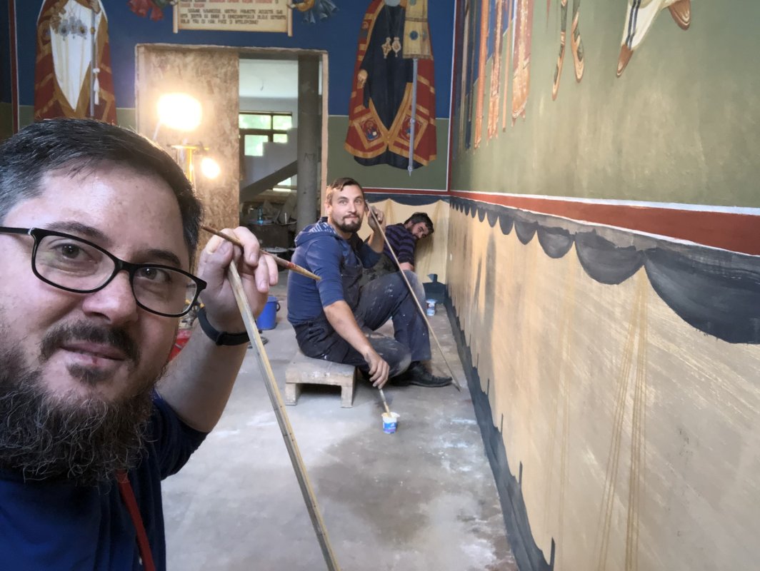 Slujitori ai Sfântului Altar şi pictori bisericeşti 368564