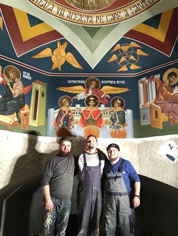 Slujitori ai Sfântului Altar şi pictori bisericeşti 368570