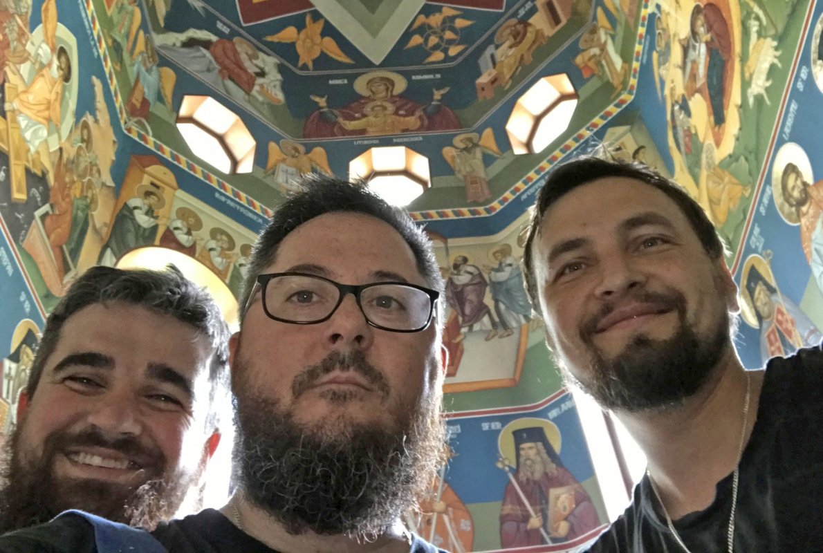 Slujitori ai Sfântului Altar şi pictori bisericeşti 368573