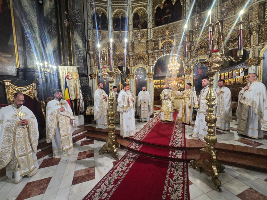 Slujire arhierească la Catedrala „Sfântul Spiridon”-Nou din București 368712