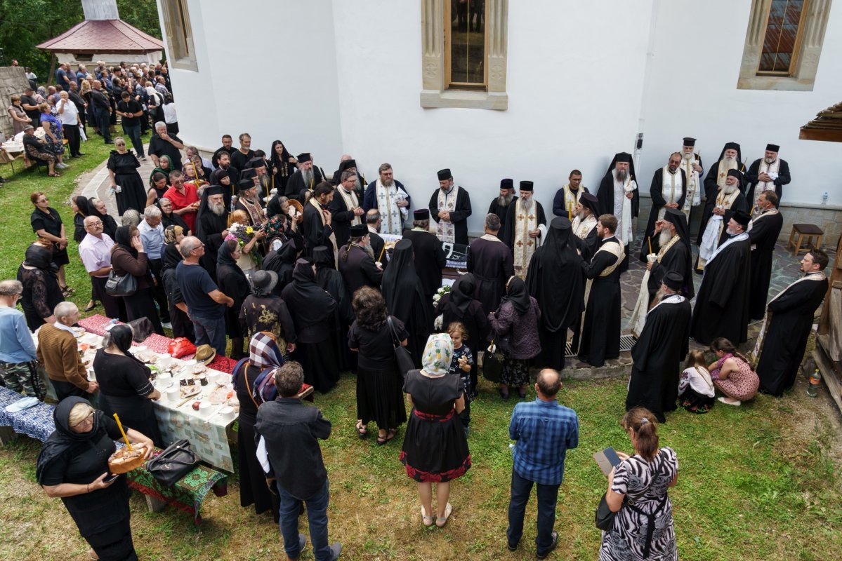Starețul Mănăstirii Bisericani, protos. Serafim Mihali, a fost înmormântat 368746
