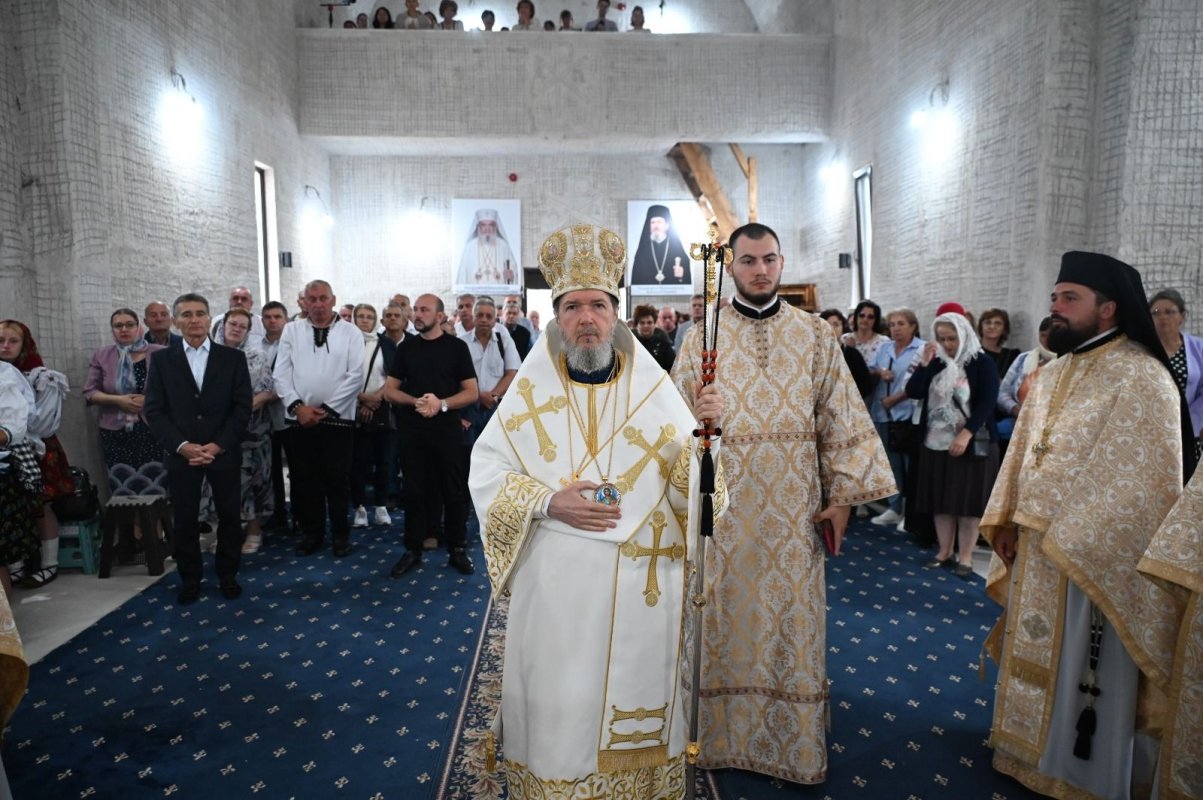 Prima Dumnezeiască Liturghie în noua biserică a Schitului Vârtop 368901