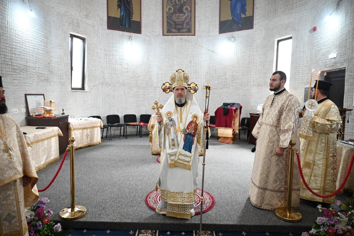 Prima Dumnezeiască Liturghie în noua biserică a Schitului Vârtop 368902