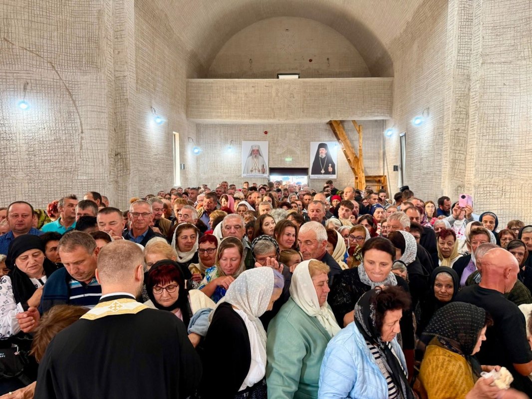Prima Dumnezeiască Liturghie în noua biserică a Schitului Vârtop 368905