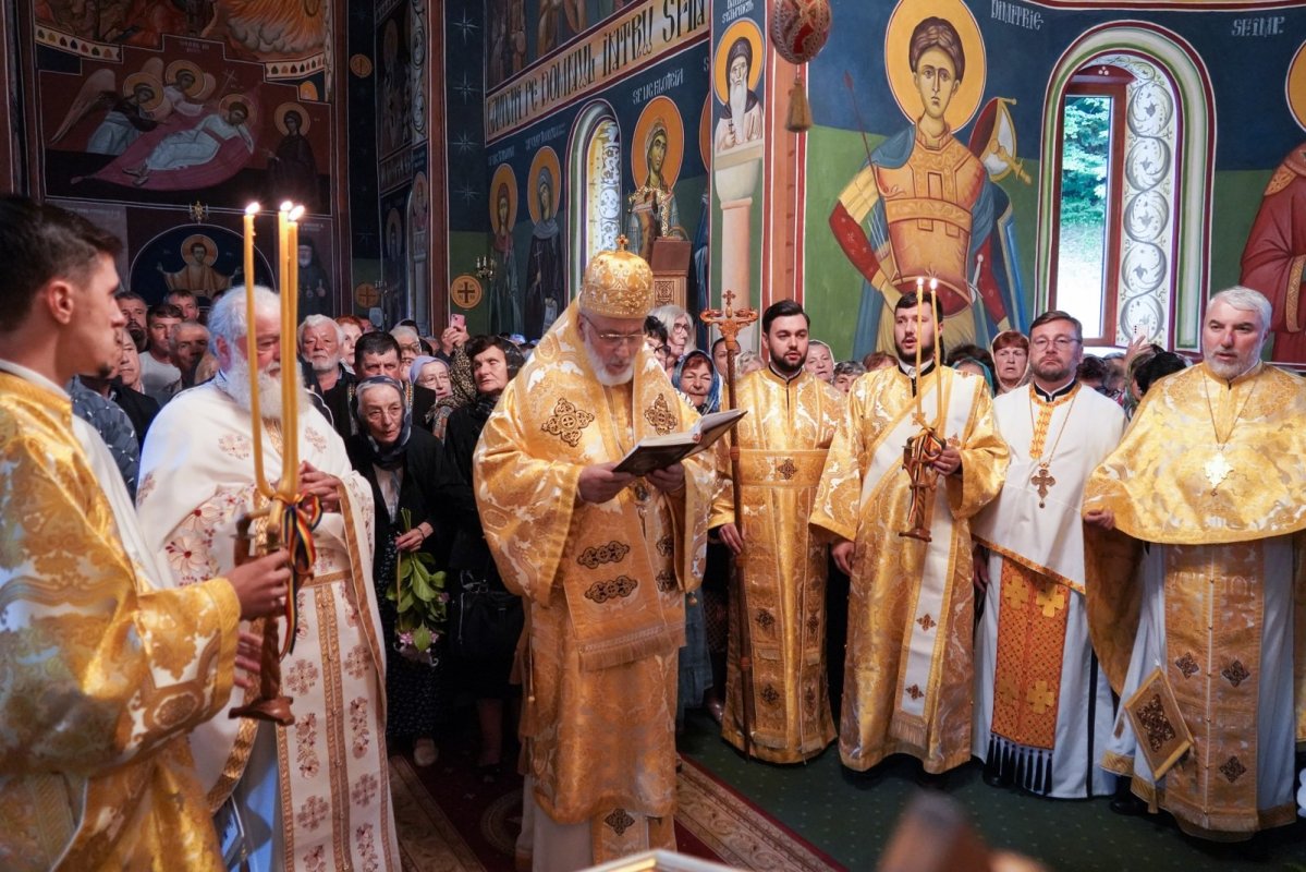 Hramul Mănăstirii Piscul Negru din judeţul Argeş 369199