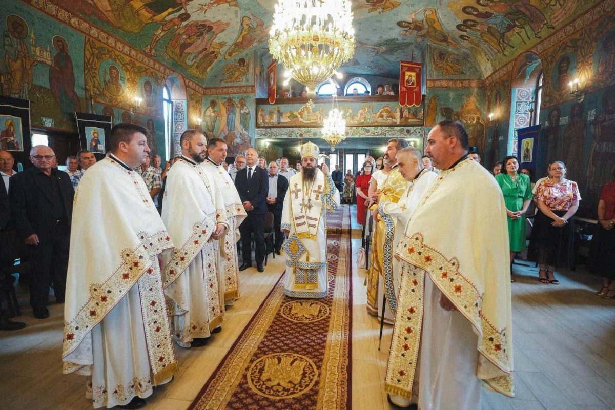 Sfințirea noului iconostas și binecuvântarea capelei mortuare din Parohia Popteleac, Sălaj 369186